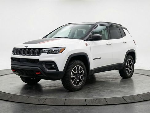 Used 2025 Jeep Compass Trailhawk AWD/4WD image 3