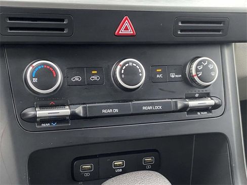 Used 2023 Kia Carnival LX image 28