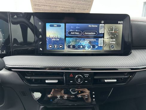 Used 2025 Nissan Kicks SR image 9