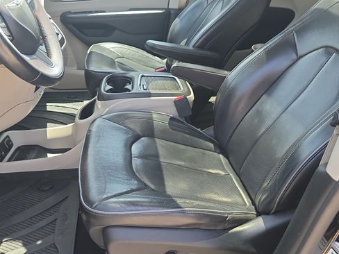 Used 2018 Chrysler Pacifica Limited FWD image 14