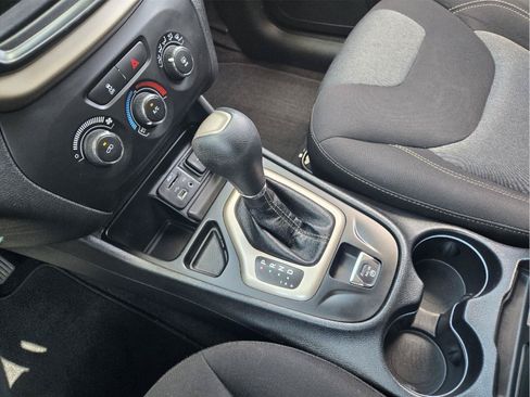 Used 2017 Jeep Cherokee Sport FWD image 17