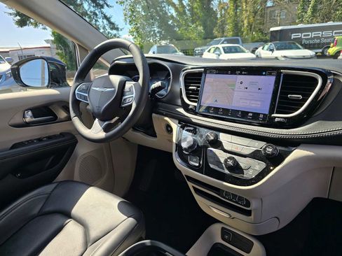 Used 2024 Chrysler Pacifica Select FWD image 12