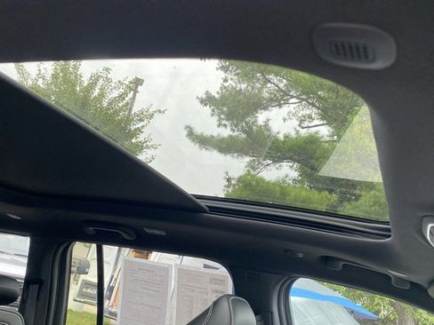 Used 2025 Jeep Grand Cherokee Limited image 32