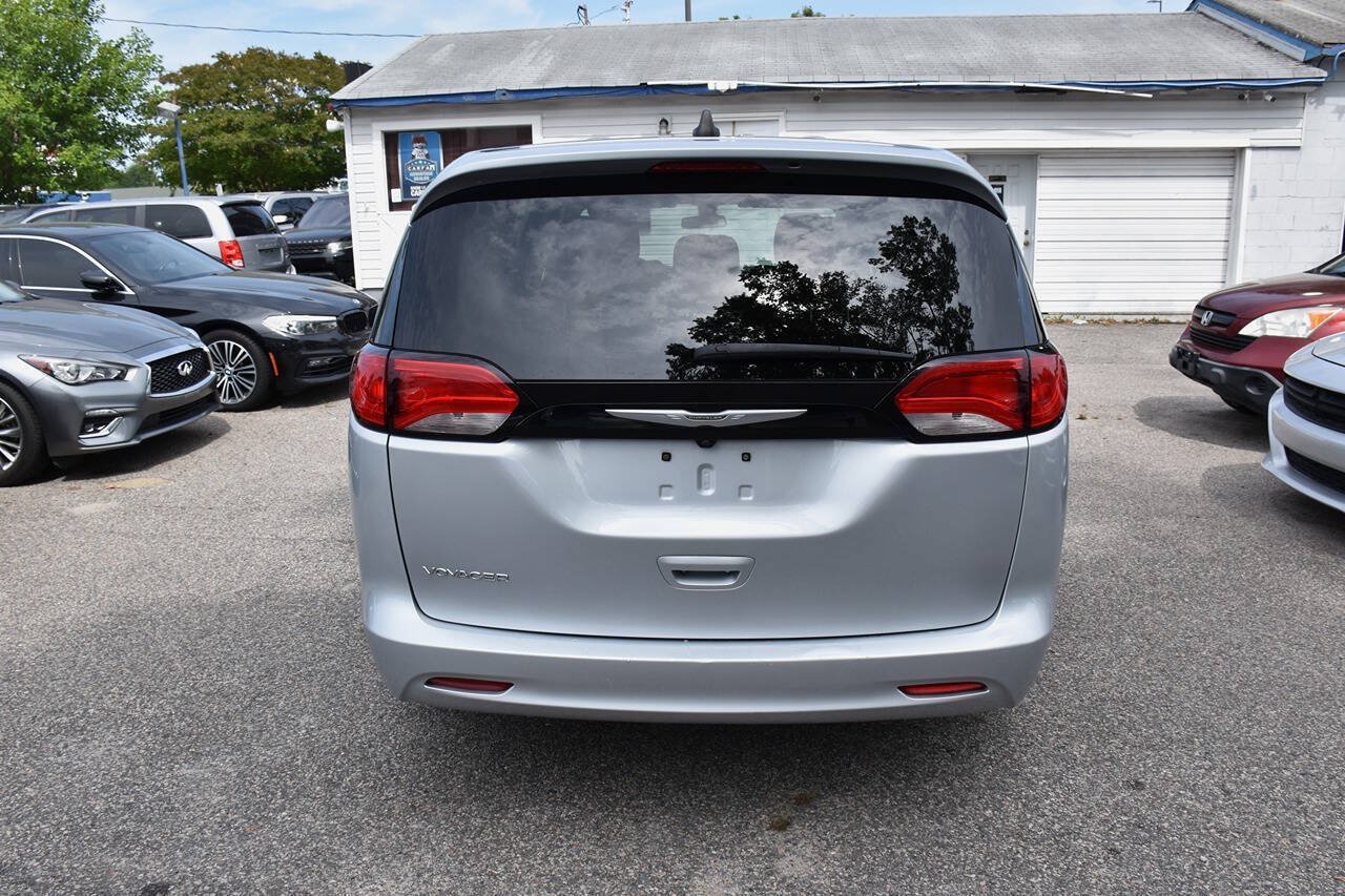 Used 2022 Chrysler Voyager LX FWD image 4