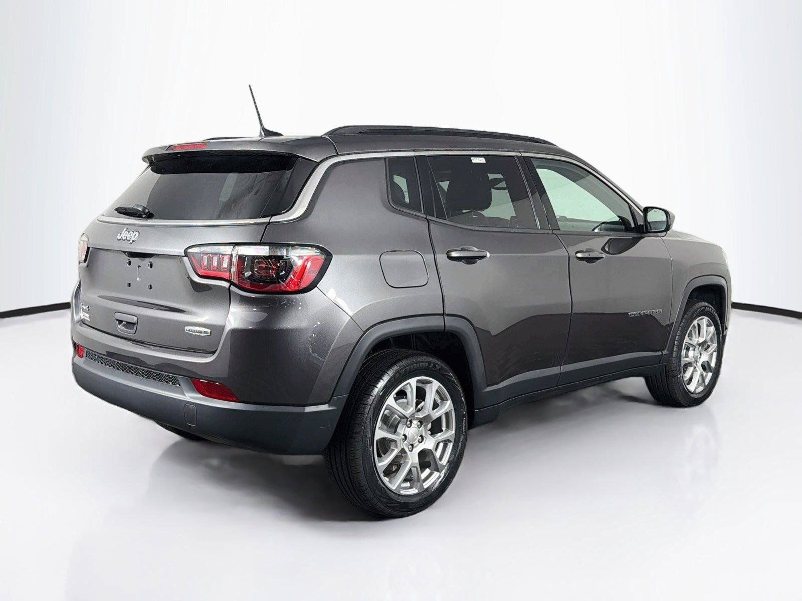 Used 2023 Jeep Compass Latitude w/ Sun and Sound Group AWD/4WD image 11