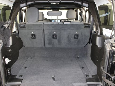 Used 2025 Jeep Wrangler Unlimited Sahara AWD/4WD image 17