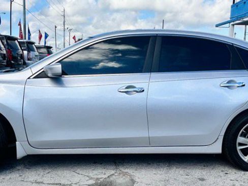 Used 2013 Nissan Altima 2.5 SV image 2