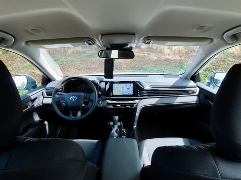 Used 2025 Toyota Camry LE FWD image 12