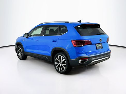 Used 2023 Volkswagen Taos SE w/ Panoramic Sunroof Package FWD image 5