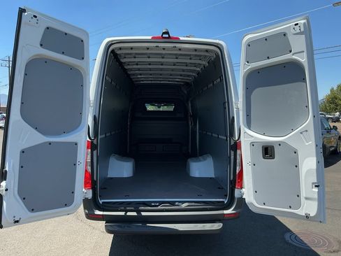 Used 2025 Mercedes-Benz Sprinter 4500 image 23