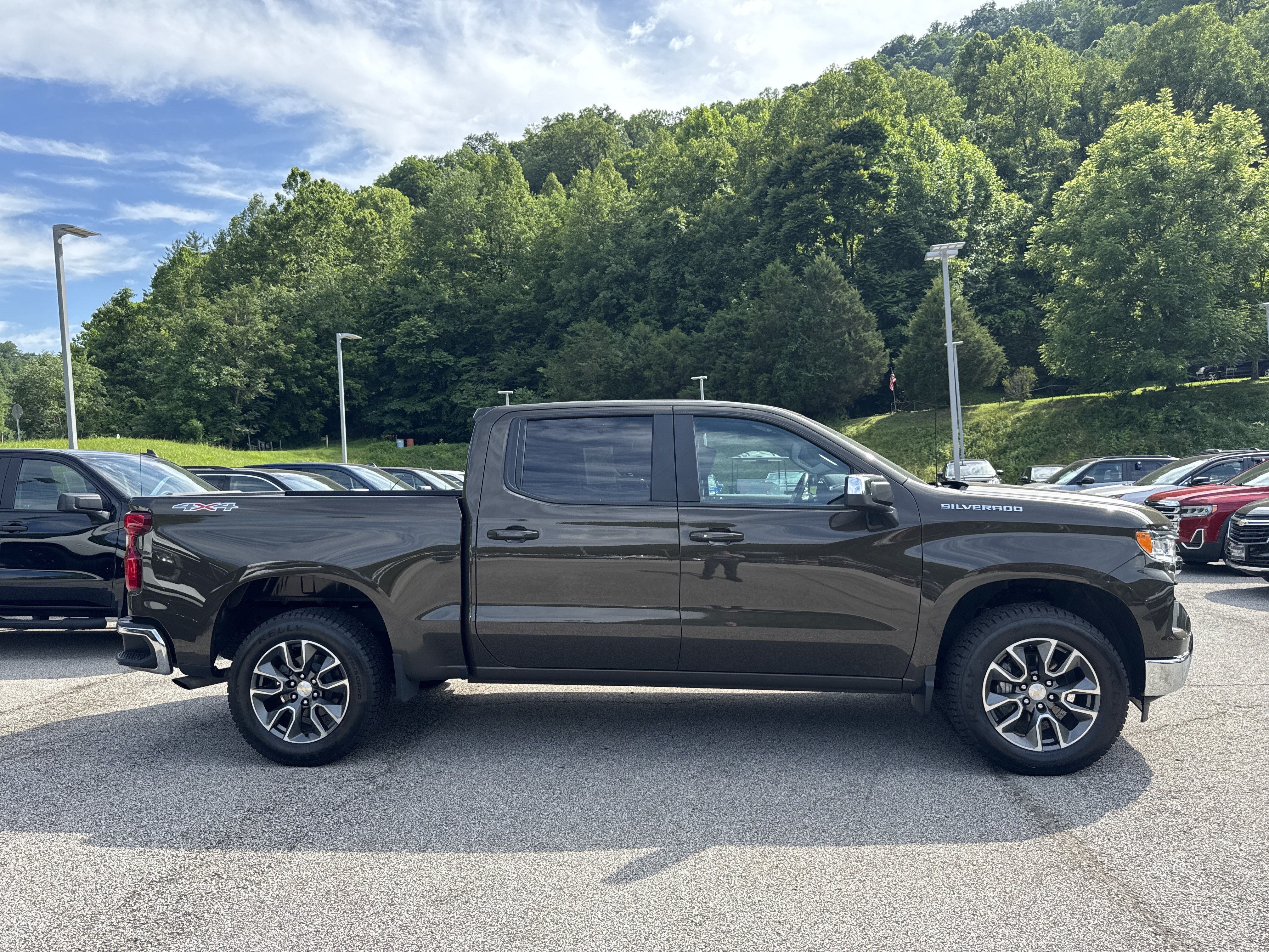 Used 2023 Chevrolet Silverado 1500 LT AWD/4WD image 5