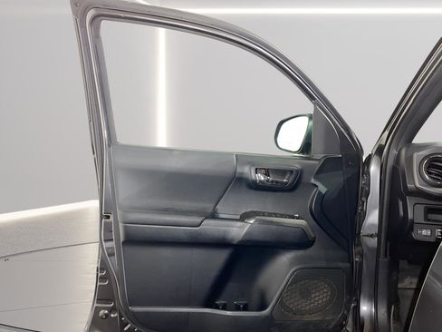 Used 2016 Toyota Tacoma SR image 9