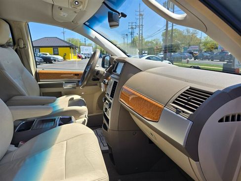 Used 2008 Chrysler Town & Country Limited w/ Trailer Tow Group FWD image 19