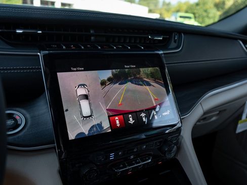 New 2025 Jeep Grand Cherokee Limited w/ Luxury Tech Group II image 25