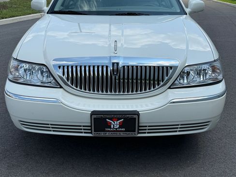 Used 2005 Lincoln Town Car Signature image 16