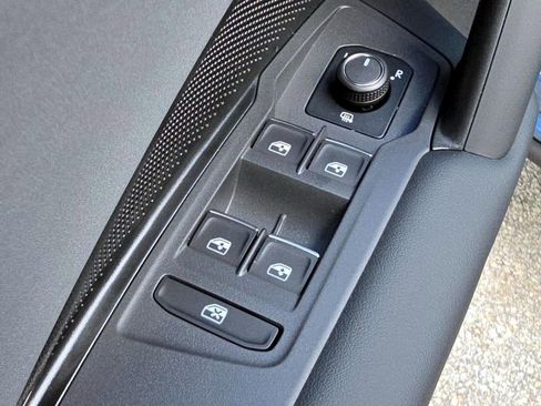 New 2025 Volkswagen Tiguan SE image 19