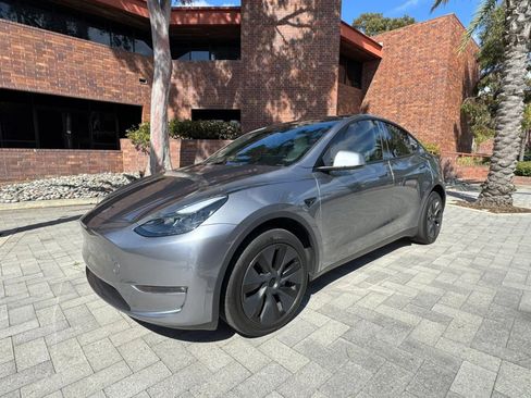 Used 2024 Tesla Model Y Long Range AWD/4WD image 10