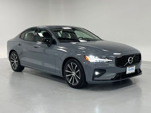 Used 2022 Volvo S60 B5 Momentum w/ Premium Package image 5