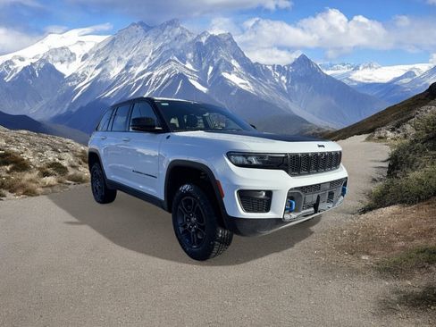 Used 2024 Jeep Grand Cherokee Trailhawk image 7