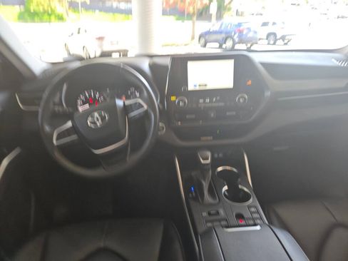 Used 2023 Toyota Highlander XLE image 7