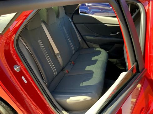 Used 2022 Hyundai Elantra SEL w/ Convenience Package FWD image 19