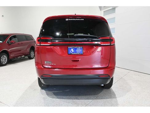 Used 2025 Chrysler Pacifica Select w/ Fav Edition Package FWD image 7
