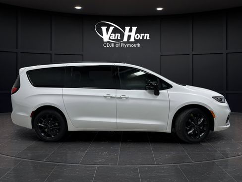 New 2026 Chrysler Pacifica Select AWD/4WD image 2