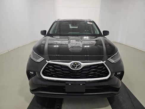 Used 2025 Toyota Highlander XLE AWD/4WD image 2