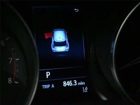 Used 2019 Toyota C-HR LE image 3