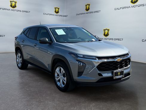 Used 2025 Chevrolet Trax LS FWD image 7