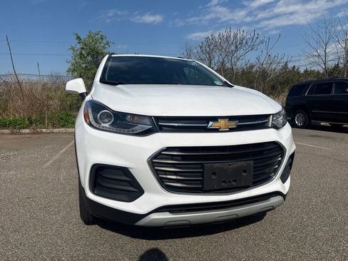 Certified 2022 Chevrolet Trax LT w/ LT Convenience Package AWD/4WD image 2
