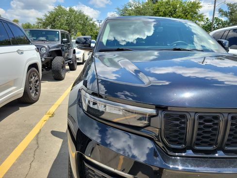 Used 2024 Jeep Grand Cherokee Limited w/ Luxury Tech Group II AWD/4WD image 6
