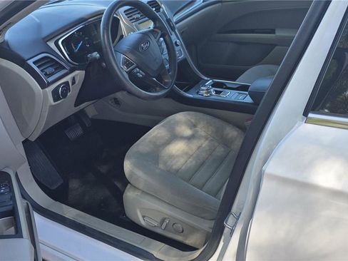 Used 2019 Ford Fusion SE FWD image 16