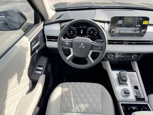 New 2025 Mitsubishi Outlander SEL image 18