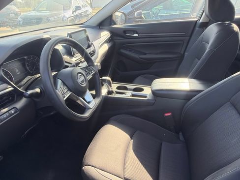 Used 2025 Nissan Altima 2.5 SV FWD image 2