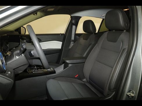 Certified 2025 Chevrolet Trax LT FWD image 12