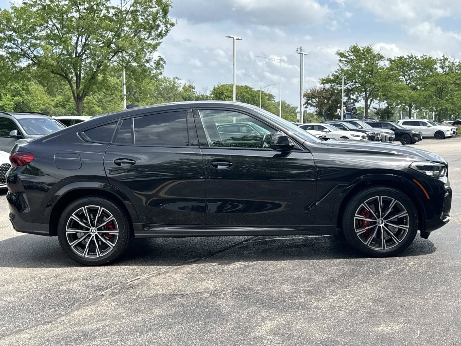 Used 2023 BMW X6 xDrive40i w/ M Sport Package AWD/4WD image 4