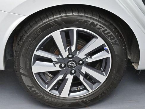 Used 2023 Nissan Versa SV FWD image 30