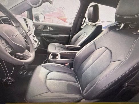 Used 2025 Chrysler Pacifica Select FWD image 5