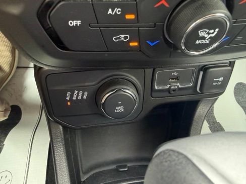 Used 2023 Jeep Renegade Latitude AWD/4WD image 28