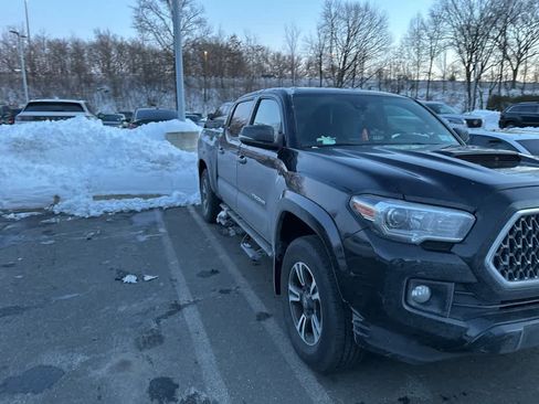Used 2019 Toyota Tacoma TRD Sport image 3
