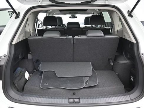 Used 2023 Volkswagen Tiguan SE w/ Panoramic Sunroof Package FWD image 31