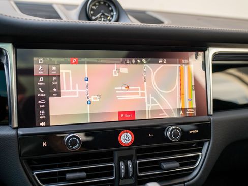 Certified 2025 Porsche Macan image 16