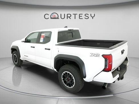 Used 2025 Toyota Tacoma TRD Off-Road w/ TRD Off Road Upgrade Package AWD/4WD image 9