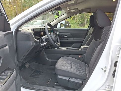Used 2025 Nissan Kicks SV image 11