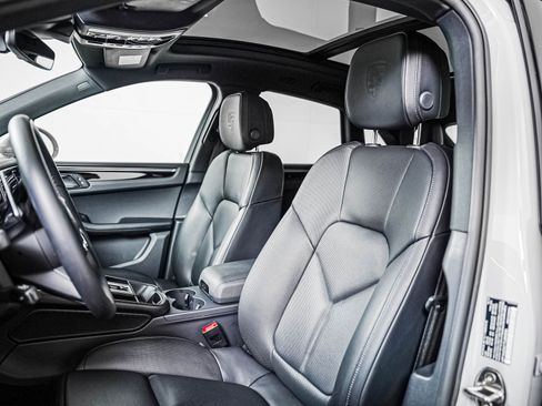 Certified 2026 Porsche Macan AWD/4WD image 5