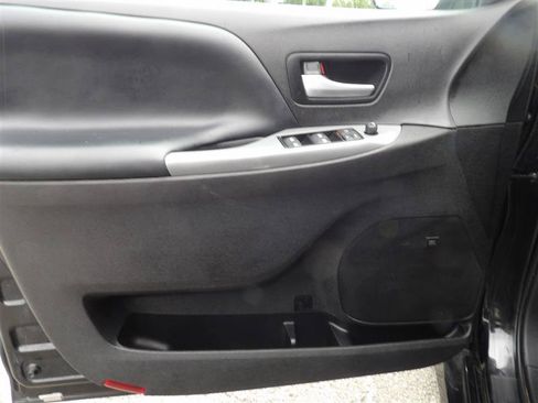 Used 2019 Toyota Sienna SE Premium FWD image 27