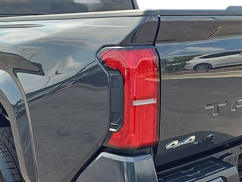 Used 2025 Toyota Tacoma SR5 AWD/4WD image 33