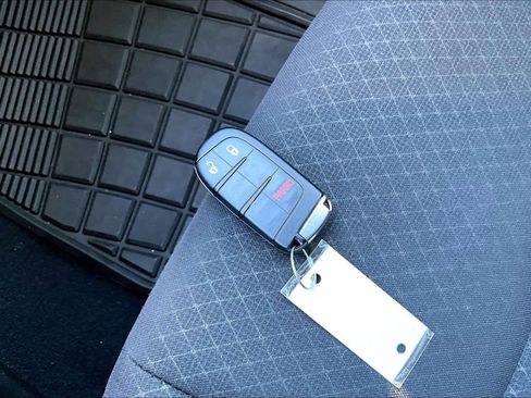 Used 2021 Jeep Grand Cherokee Laredo image 13