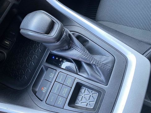 Certified 2022 Toyota RAV4 LE AWD/4WD image 19